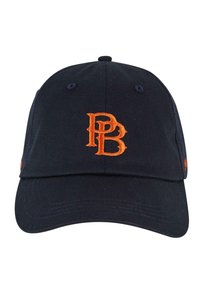 Sötétkék vászon baseball sapka, az elején hímzett narancssárga "PB" logóval. Szellőző lyukakkal rendelkezik, és ívelt napellenzője van.