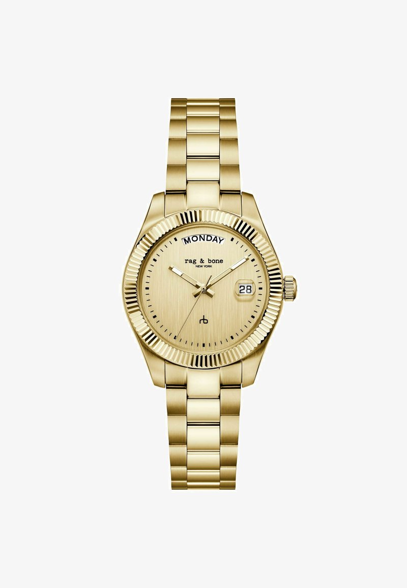 Goudkleurige metalen polshorloge met schakelarmband, gegroefde bezel, dagweergave op 12 uur, datumvenster op 3 uur en analoge wijzers.