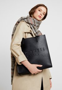 Ted Baker - SOOCON - Shopping bag - black Pienoiskuva 1