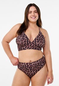 Ensemble de bikini imprimé léopard comportant un haut style bralette avec des bretelles réglables et un bas taille haute. Fabriqué en tissu lisse et extensible.