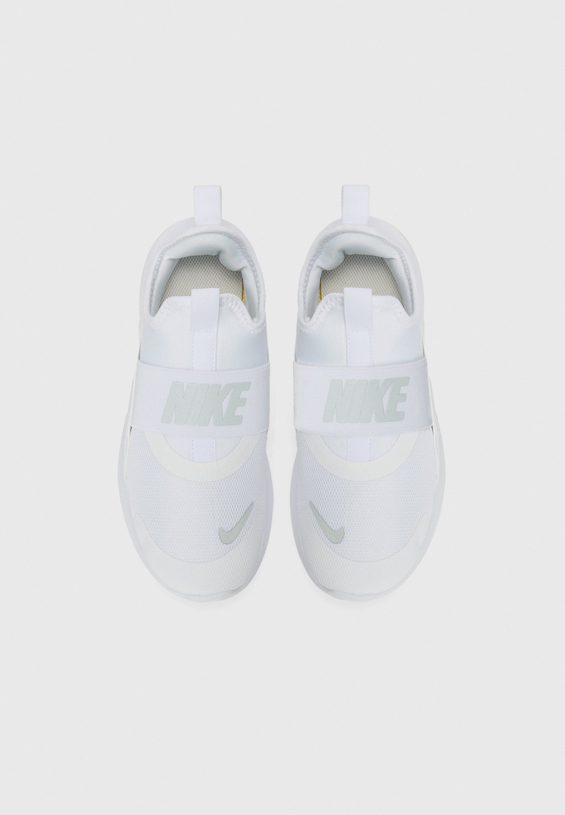white nike flex runner