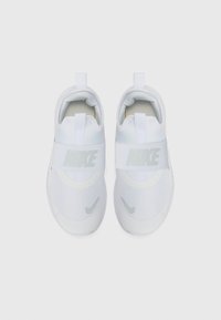 Baskets blanches avec un dessus en mesh, dotées d'une bande blanche proéminente avec le logo "NIKE" et un logo swoosh gris subtil.