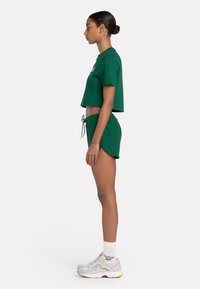 Reebok CROP TEE - Camiseta estampada - dark green
