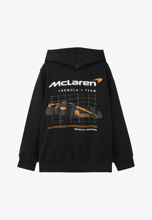 Črna kapuca z grafiko McLaren Formula 1 v oranžni in beli barvi. Oblika s kapuco z rebrastimi manšetami in robom, mehka tekstura tkanine.