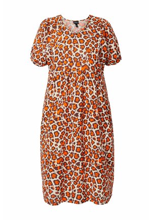 Orange og brun leopardprint knælange kjole med korte pufærmer og V-udskæring.