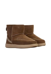 Stivaletti alla caviglia in suede marrone con una texture morbida, dettagli di cucitura bianca e una suola imbottita beige. Presentano una linguetta sul retro.