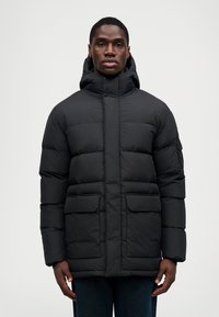 Μαύρο μπουφάν με κουκούλα, διαθέτει μπροστινό φερμουάρ, κουμπιά snap και δύο μεγάλες μπροστινές τσέπες. Λείο, μαλακό υλικό.