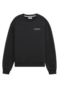 Svart genser laget av en blanding av bomull. Har rund hals, lange ermer, ribbestrikkede mansjetter, og en liten rød brodert logo på brystet.