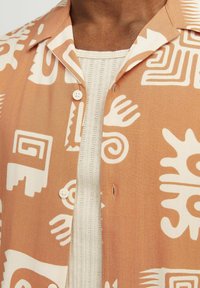Jack & Jones JORLUKE OCEAN RESORT STYD - Camisa - carnelian