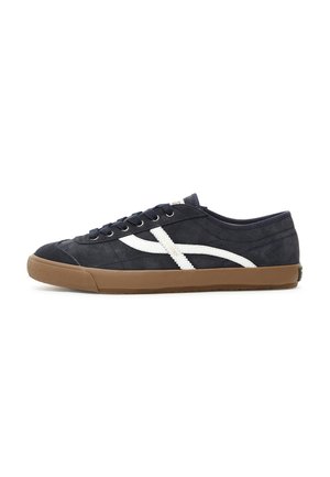 Marineblauer Wildledersneaker mit weißen Seitenelementen, runder Schuhspitze und brauner Gummisohle. Verfügt über ein Schnürdesign und eine strukturierte Oberfläche.