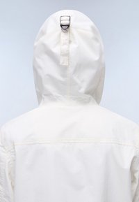 Weiße Kapuzenjacke aus leichtem, glattem Stoff, mit einer hinteren Anpassungsriegel und einem klaren Design mit minimalen Nähten.