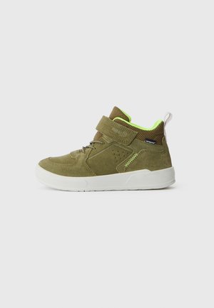 Scarpa alta in suede verde con suola in gomma bianca, dotata di una fascia in velcro, dettagli in rete e fodera e cuciture di un luminoso verde lime.