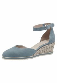 Světlé modré semišové wedge boty s kulatou špičkou, ankletovým páskem a pleteným vzorem na wedge podpatku. Gumová podrážka pro dobrou trakci.