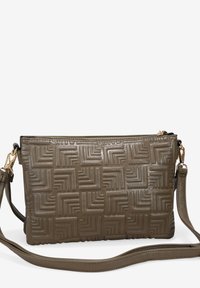 Bolso rectangular de color verde oliva en piel sintética texturizada, con un patrón geométrico en relieve, herrajes en tono dorado y una correa ajustable.