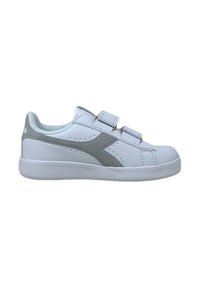 Sneaker bianche con un accento grigio, realizzate in materiale sintetico, dotate di due cinturini in Velcro, dettagli perforati e suola in gomma.