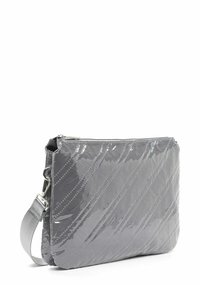 Bolso de piel sintética gris acolchado con cierre de cremallera y correa desmontable. Presenta costuras diagonales y una textura lisa y brillante.