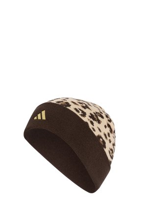 Bonnet tricoté marron et beige à imprimé léopard, avec un bord replié marron uni et un petit logo doré sur le bord.