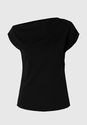 Czarna bluzka z krótkim rękawem, szerokim dekoltem typu łódka i dopasowaną talią, przedstawiona na jednolitym jasnoszarym tle.