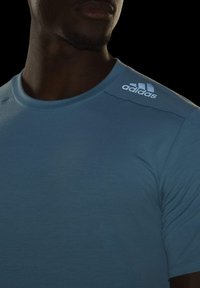 adidas Performance DESIGNED FOR TRAINING - Camiseta estampada - preloved blue