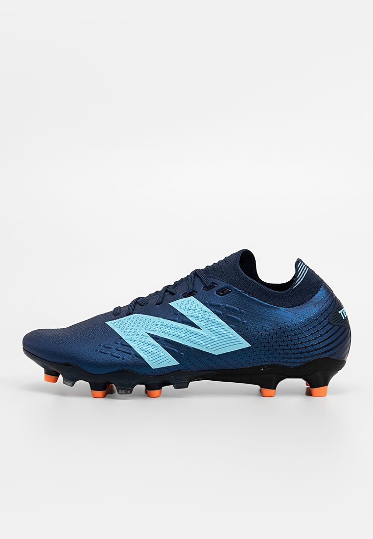 Fußballschuhe für festen Untergrund
