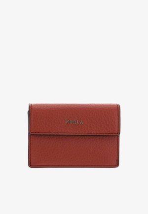 Portefeuille en cuir rouge avec une finition texturée, doté d'une fermeture à rabat et d'un logo embossé à l'avant. Design compact et rectangulaire.