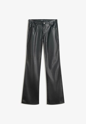 Czarne spodnie z szerokimi nogawkami wykonane ze sztucznej skóry, zapięcie na guziki i suwak z przodu oraz design z pięcioma kieszeniami, ułożone płasko na białym tle.