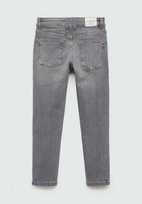 Sive kavbojke s slim fit krojem, ki imajo pet žepov, gladko teksturo in zadrgo. Hrbtna stran vključuje dva šiva žepa.