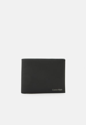Črn usnjen denarnica z gladko teksturo in minimalističnim dizajnom. Ima zlato embosirano logo v spodnjem desnem kotu.