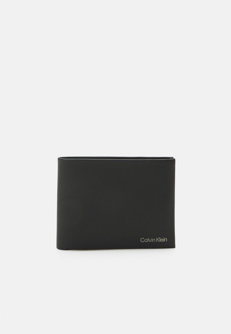 Černá kožená peněženka s hladkým povrchem a minimalistickým designem. Obsahuje zlaté embosované logo v dolním pravém rohu.