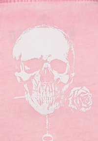 Maglietta in tessuto rosa con una grafica bianca raffigurante un teschio che tiene una rosa in bocca, con particolare attenzione alla trama e ai dettagli del design.