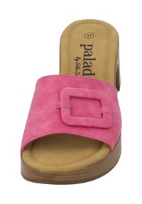 Infradito rosa con una larga fascia dotata di una fibbia quadrata. Materiale in morbida pelle sintetica e tacco marrone con soletta beige.