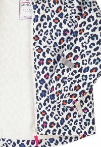 Jasje met luipaardprint op een witte achtergrond, met gekleurde vlekken, ritsopening aan de voorkant en een gestructureerde binnenvoering. Kleurrijke accenten op de mouwen.