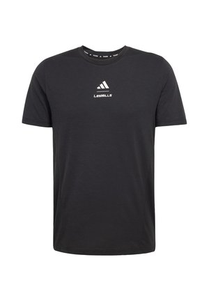 Sort T-shirt lavet af blødt stof, med rund hals, korte ærmer og et hvidt "LES MILLS" logo på brystet med Adidas-branding.