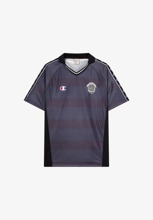 Donkergrijs en zwart sportshirt met korte mouwen, horizontale strepen, zwarte kraag, Champion-logo en NYC CHP-embleem op de borst.