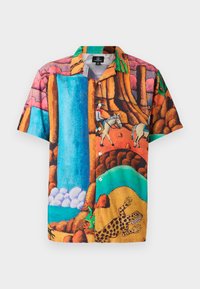 Πουκάμισο με κοντά μανίκια και κουμπιά, με πολύχρωμο εκτυπωμένο τοπίο που απεικονίζει καταρράκτες, άλογα και μια λεοπάρδαλη, σε υφή υφάσματος.