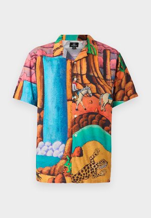 Kortermet skjorte med knapper, prydet med et fargerikt landskapstrykk med fosser, hester og en leopard, på et teksturert stoff.