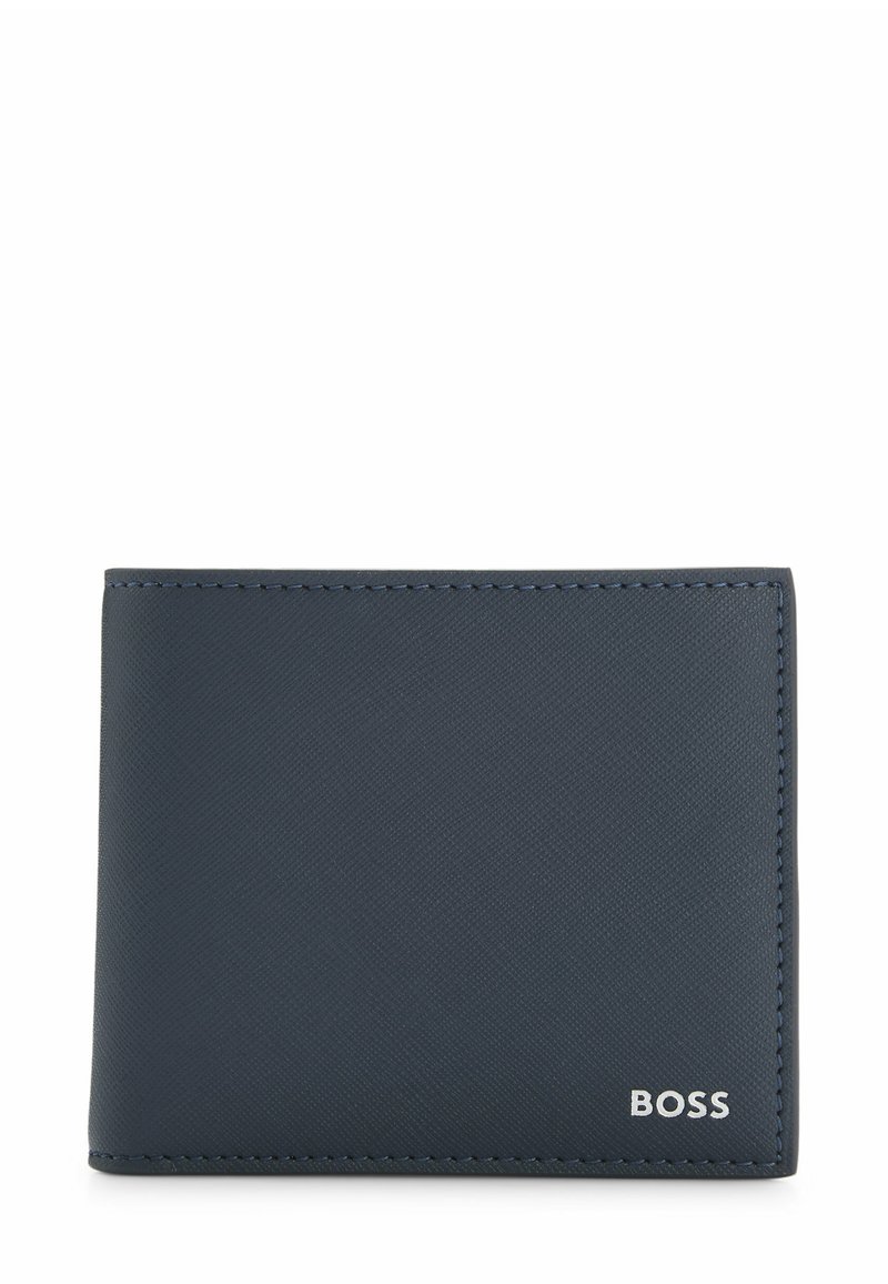 Granatowy portfel ze skóry o fakturowanym wykończeniu, z kontrastującym przeszyciem i małym wytłoczonym logo w dolnym prawym rogu.