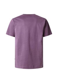 Violet medvilnės marškinėliai, trumpomis rankovėmis, apvaliu kaklu, glotnus paviršius. Ant nugaros arti kaklo spausdinta "LONDON W11".