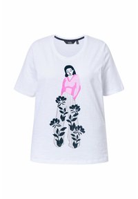 Witte T-shirt met korte mouwen, voorzien van een grafisch ontwerp van een figuur in het roze met zwart haar, omringd door donkere bloemen en stelen.