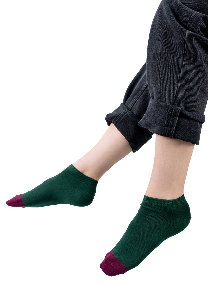 Zielone i burgundowe skarpetki do kostek, wykonane z dzianiny. Okrągły czubek, z jednolitą zieloną cholewką i burgundowymi akcentami na palcach oraz pięcie.