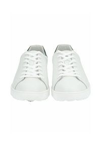 Sneakers bianchi in pelle con design a lacci, punta arrotondata e suola testurizzata. Presentano accenti grigi lungo i lati e una morbida fodera interna.