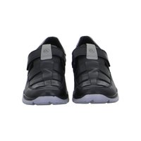 Paar schwarze geschlossene Sandalen mit verstellbaren Riemen und grauen Logofähnchen, Vorderansicht auf weißem Hintergrund.