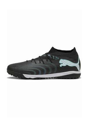 Scarpa da calcio bassa nera e azzurra con lacci, suola testurizzata e grande logo Puma sul lato.