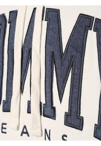 Bílá mikina s kapucí s texturovaným vyšitým logem v námořnické modři. Obsahuje stahovací šňůrku a měkký povrch látky.