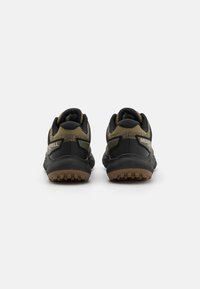 Scarpe da trail nere e olive con tomaia in rete, ala imbottita e suola in gomma testurizzata con tacchetti per la trazione.