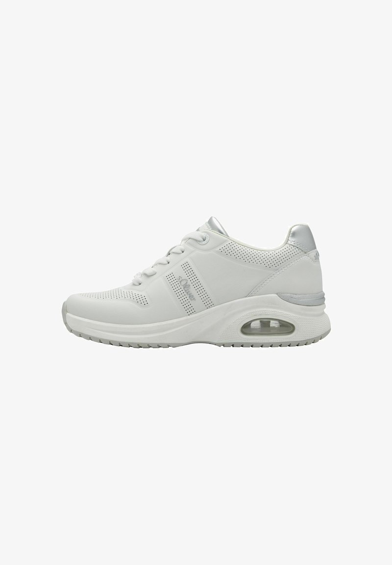 Fehér sneaker, amely hálós és szintetikus anyagokból készült, ezüst kiegészítőkkel, perforált oldalpanelekkel, fűzős zárással és látható légpárnázással rendelkezik.