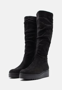 Nye svarte semsket høye støvler med en slouchy design, avrundet tå og en tykk plattformsåle med et mønster for grep.