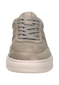 Grijze suède sneaker met gestructureerde details, ronde neus, grijze veters en een witte rubberen zool. Vooraanzicht benadrukt de stiksels en de tong.