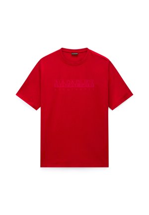 Rød T-shirt med korte ærmer, rund hals og subtilt præget "Napapijri Geographic" logo på tværs af brystet.