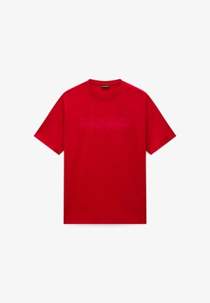 Rød T-shirt med korte ærmer, rund hals og subtilt præget "Napapijri Geographic" logo på tværs af brystet.